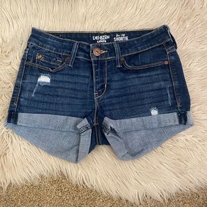 LEVI’S- Low Rise Shortie Shorts